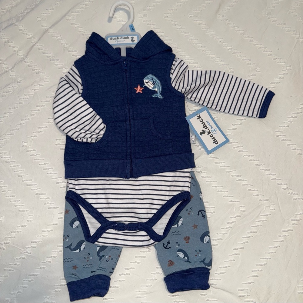 Duck Duck Goose Blue and White Baby 3 Piece Outfit with Whale Design NWT 3-6M
